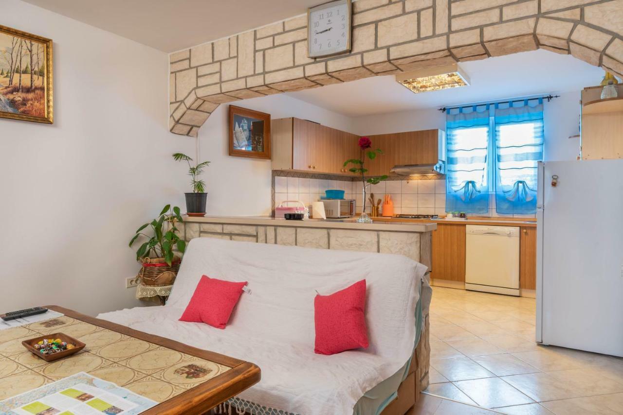 Nostress Apartment Pula Bagian luar foto
