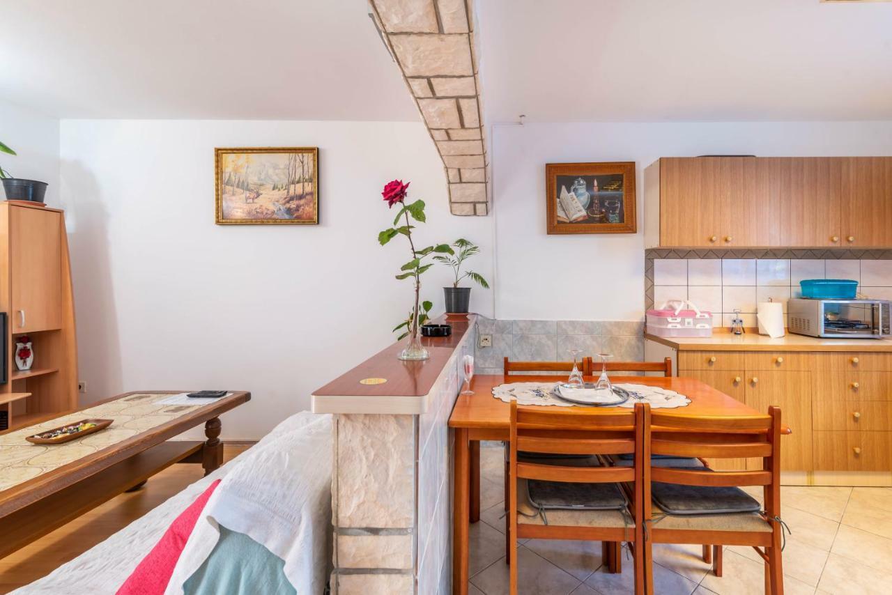 Nostress Apartment Pula Bagian luar foto