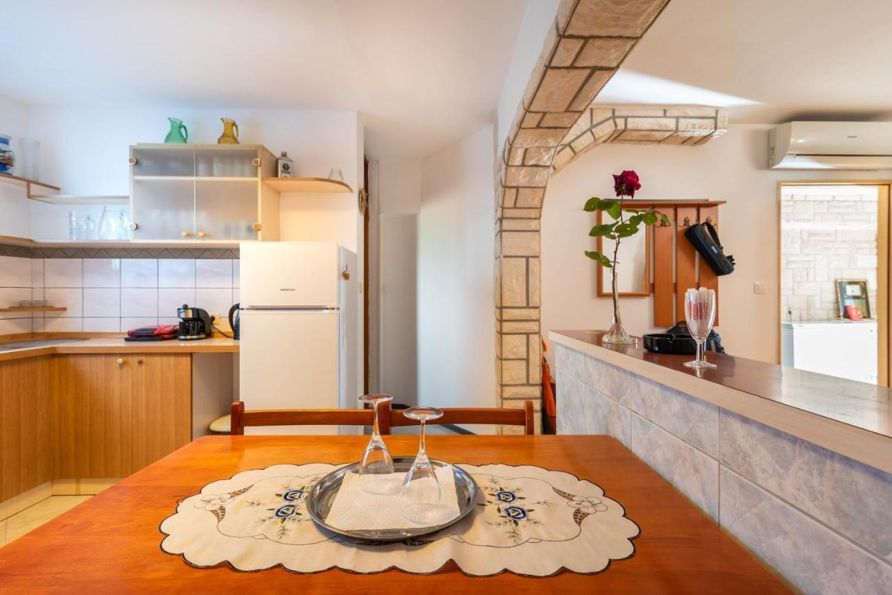 Nostress Apartment Pula Bagian luar foto