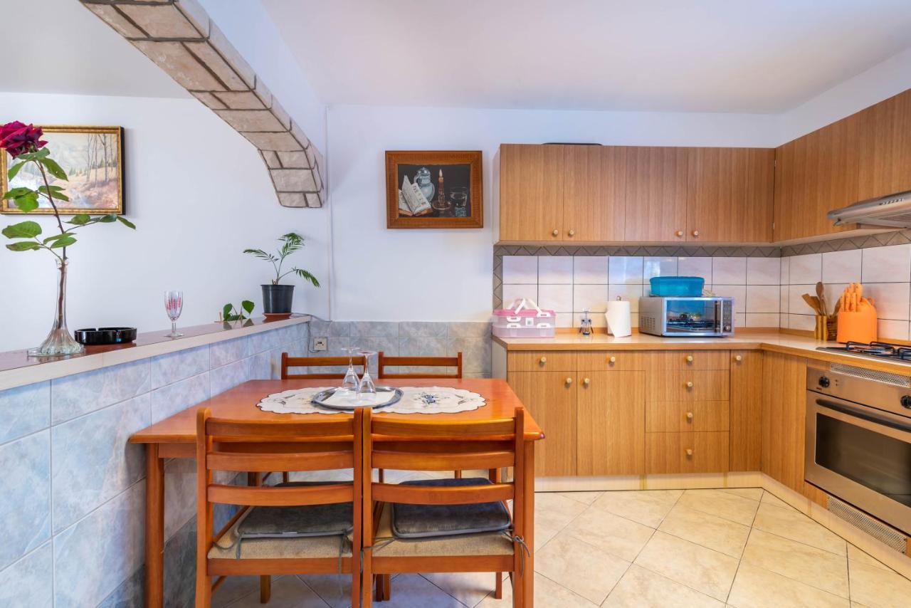 Nostress Apartment Pula Bagian luar foto