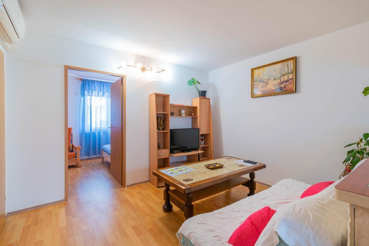 Nostress Apartment Pula Bagian luar foto