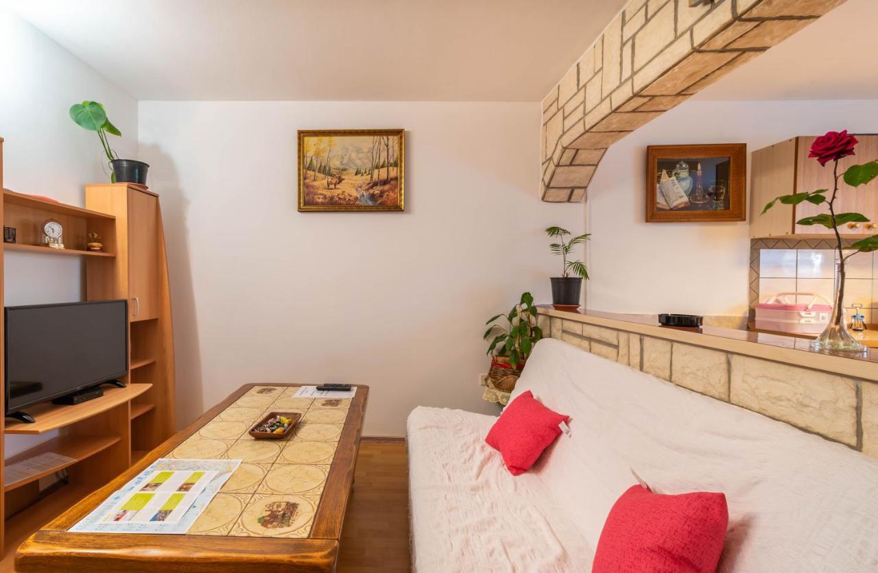 Nostress Apartment Pula Bagian luar foto